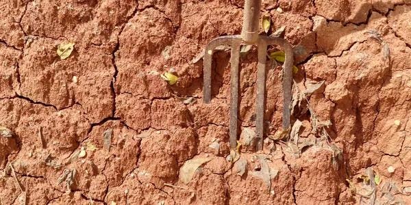 Raw Maryland clay earth — the first ingredient
